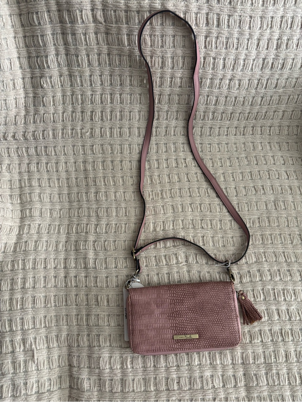 Simple Noelle Pink Textured Crossbody Bag with Gold Hardware - Picture 2 of 8